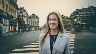 Smiling American woman in the middle of the street